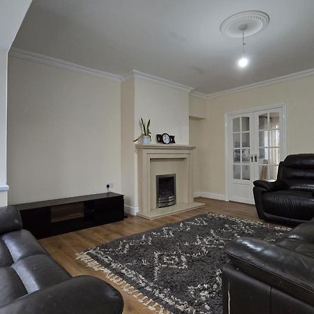 Entire Three Bedroom House In Бирмингам Екстериор снимка