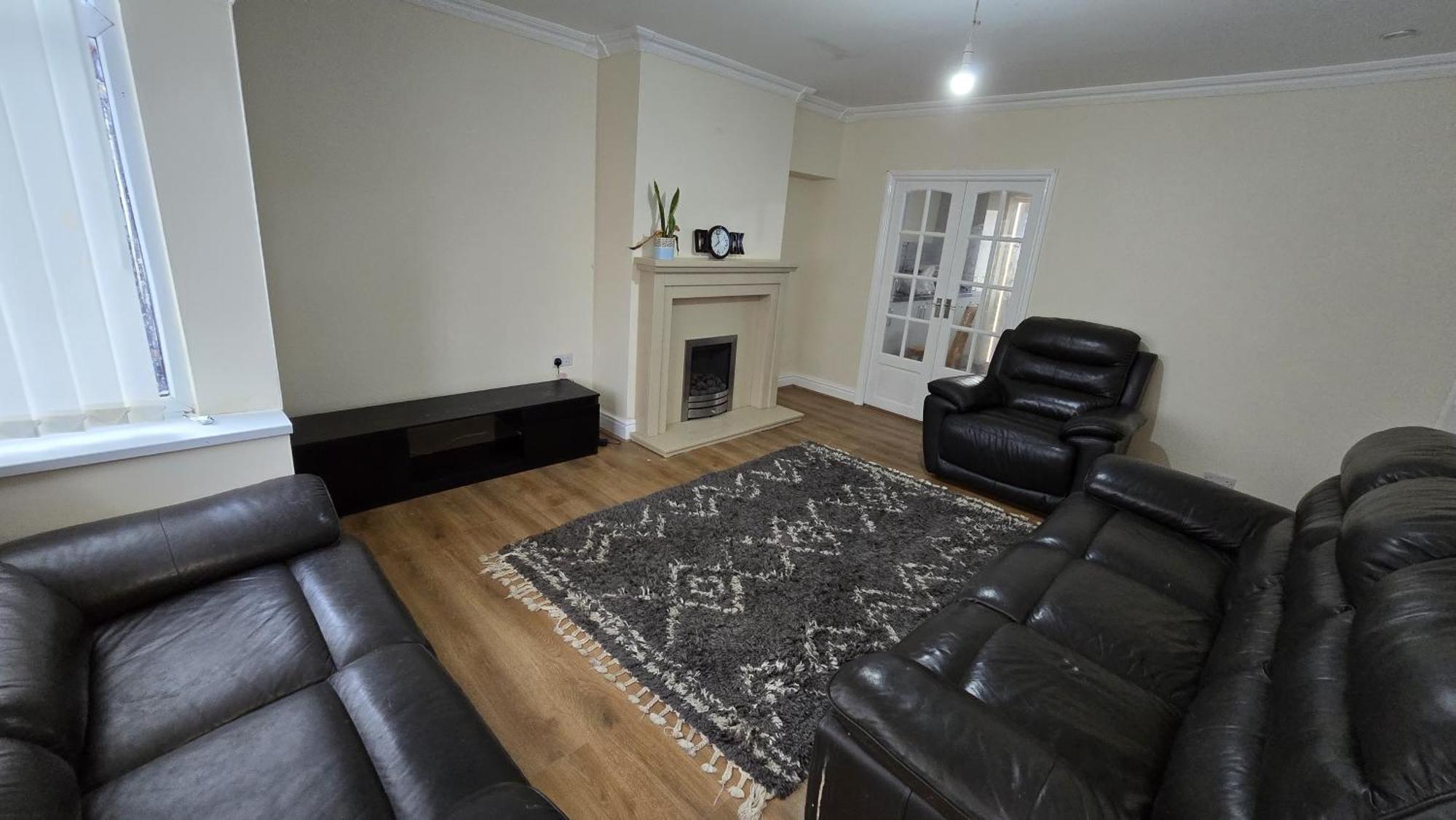 Entire Three Bedroom House In Бирмингам Екстериор снимка