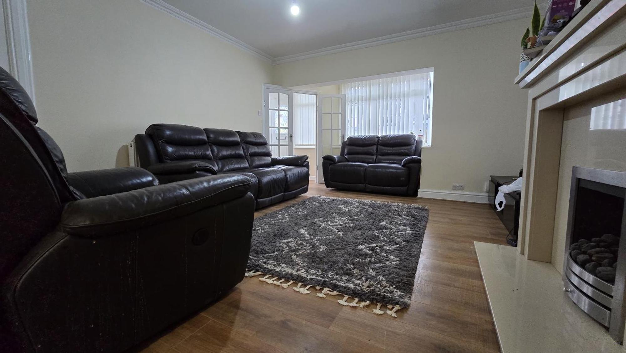 Entire Three Bedroom House In Бирмингам Екстериор снимка