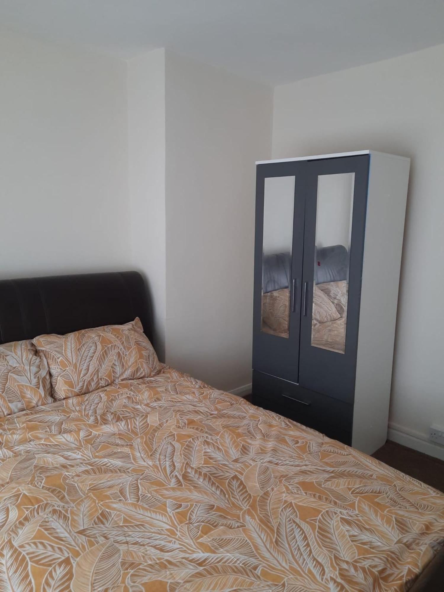 Entire Three Bedroom House In Бирмингам Екстериор снимка