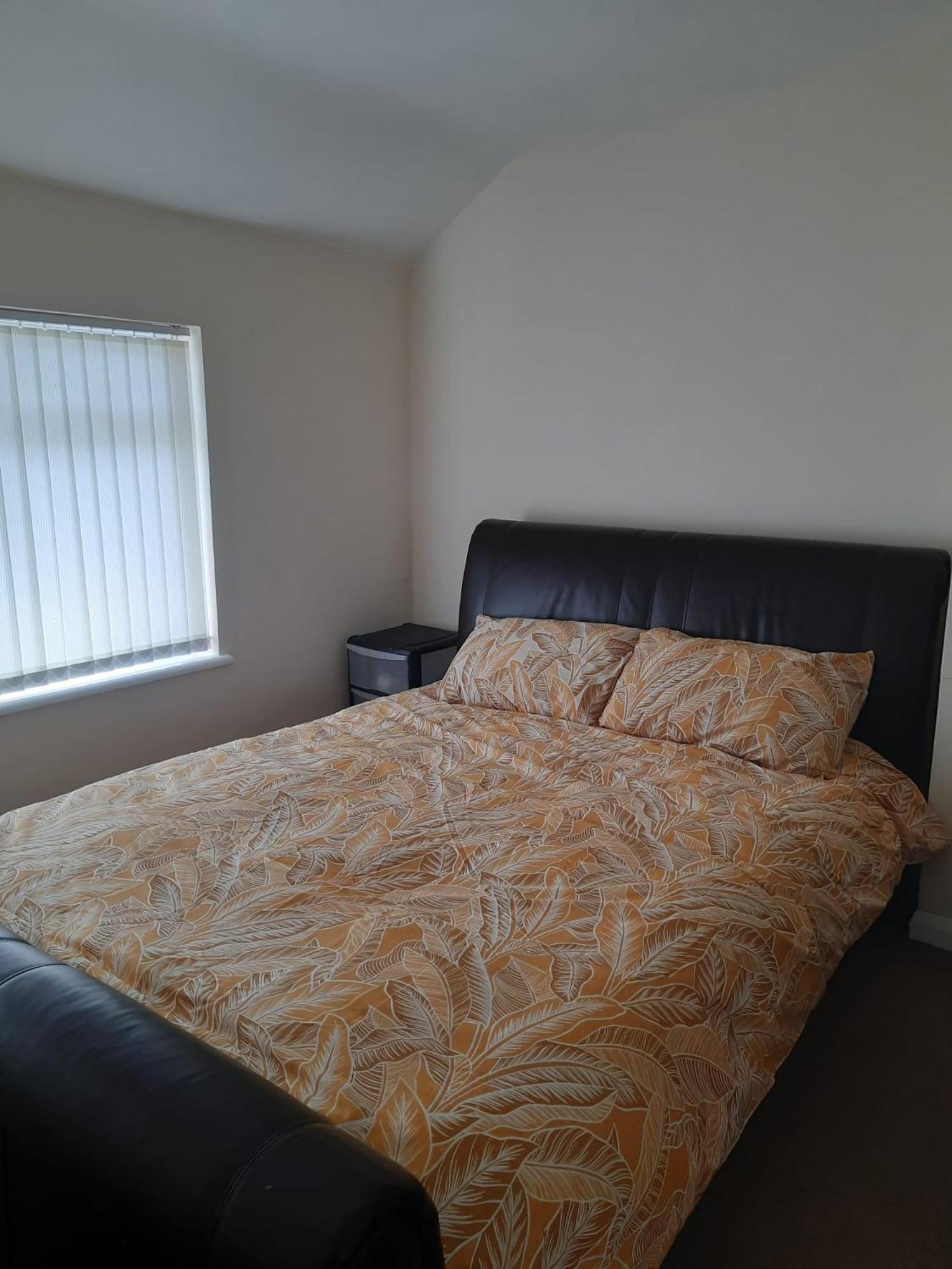 Entire Three Bedroom House In Бирмингам Екстериор снимка