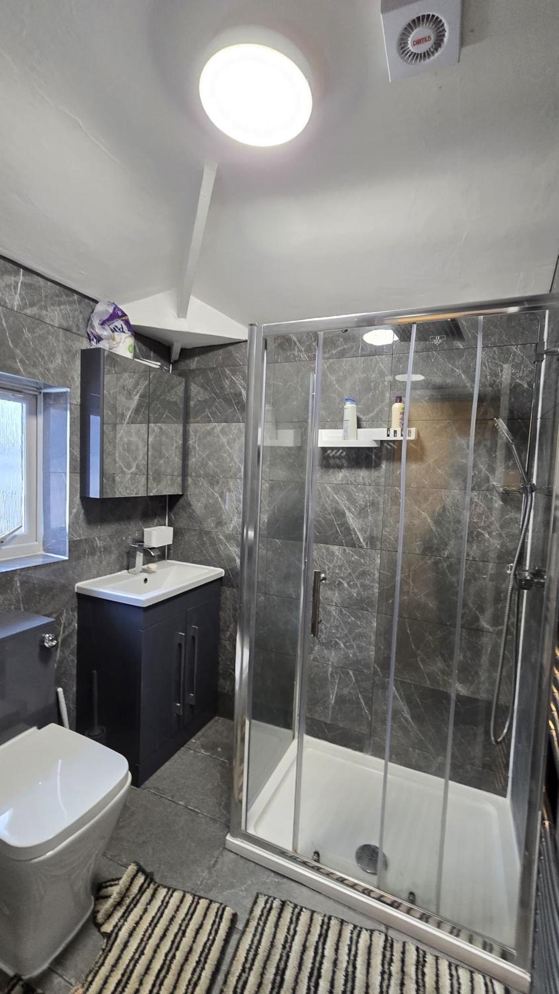 Entire Three Bedroom House In Бирмингам Екстериор снимка